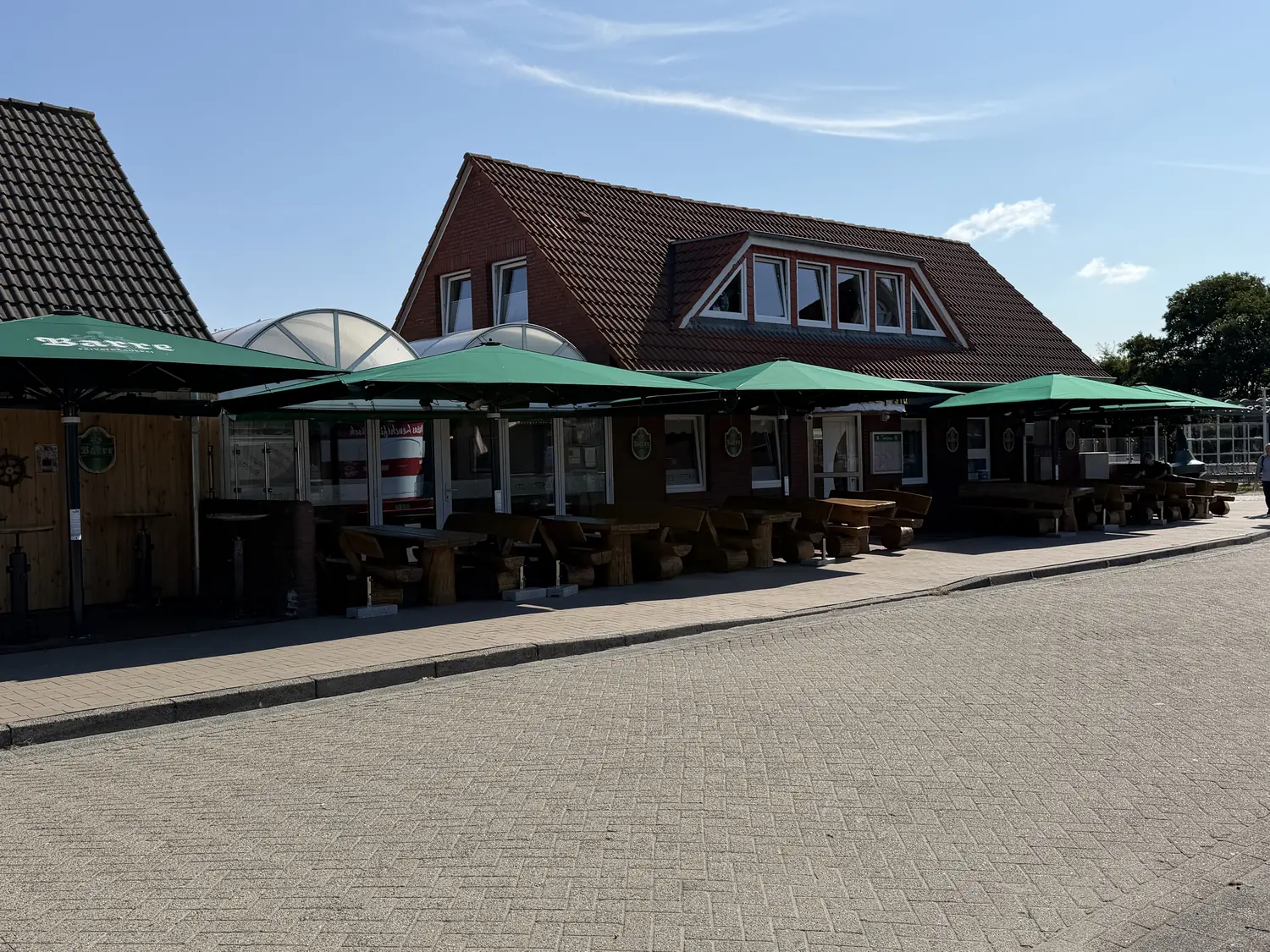 Außenansicht des Seestern mit Terrasse an der Deichstraße