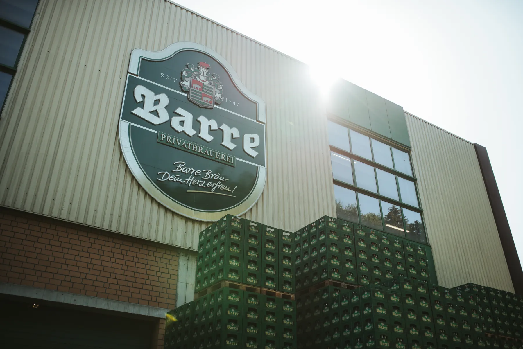 Fassade der Privatbrauerei Barre mit Bierkästen