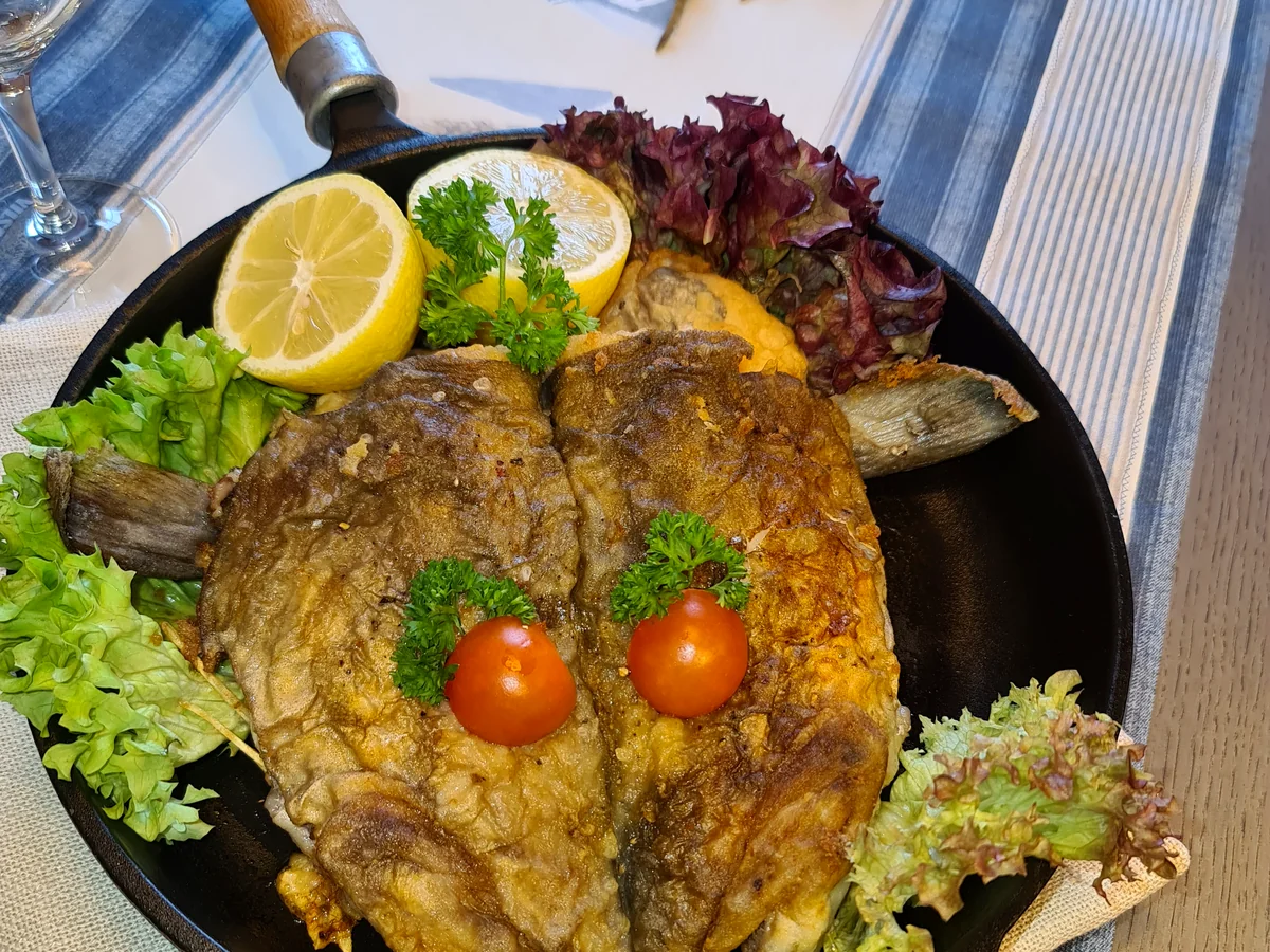 Frisch gebratener Kabeljaukopf